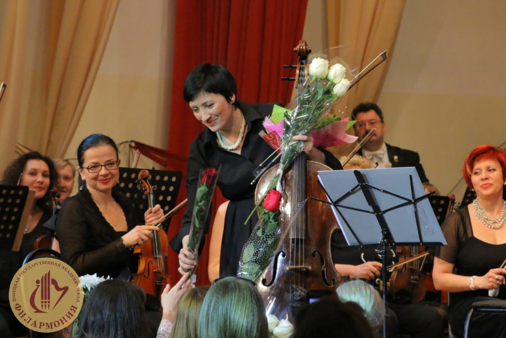 Публика награждает виолончелистку Елену Шагун не только овациями, но и цветами